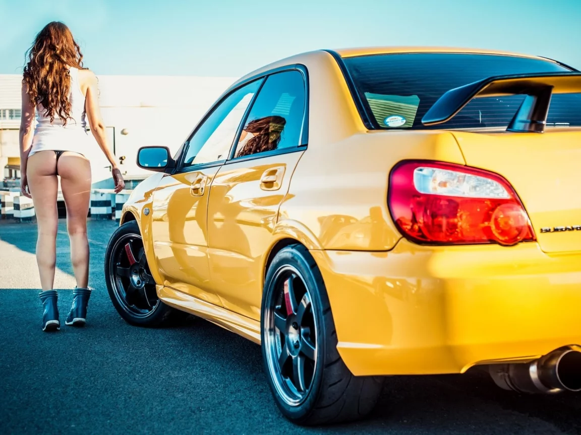 девушка, стоит у subaru, попа, ягодицы