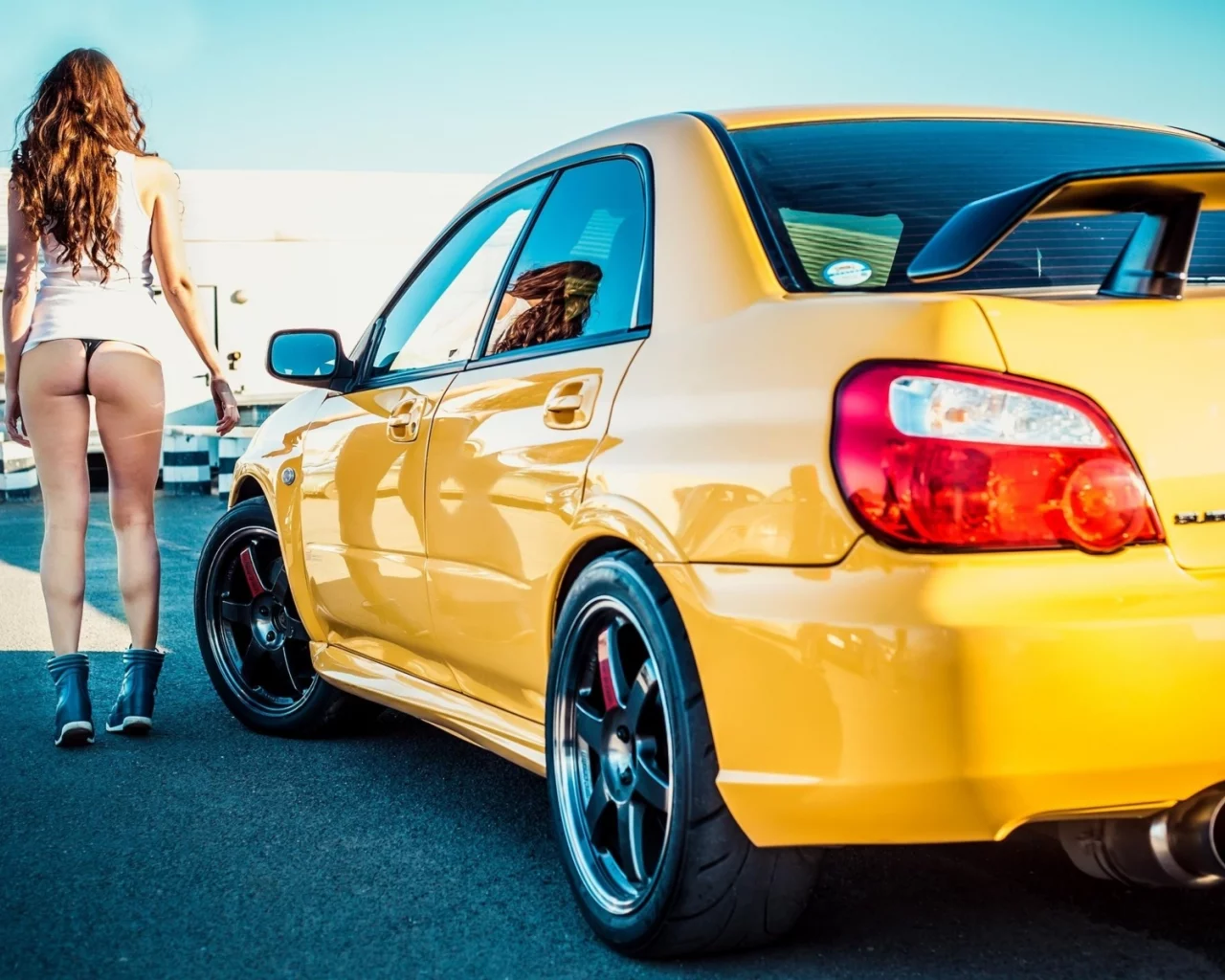 девушка, стоит у subaru, попа, ягодицы