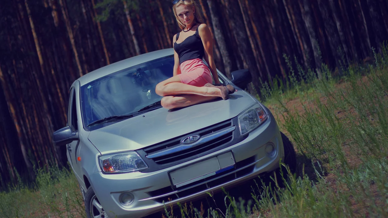 девушка, красивая, сидит на капоте автомобиля
