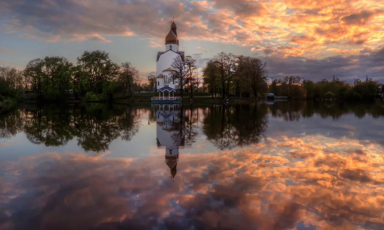 озеро, деревья, храм