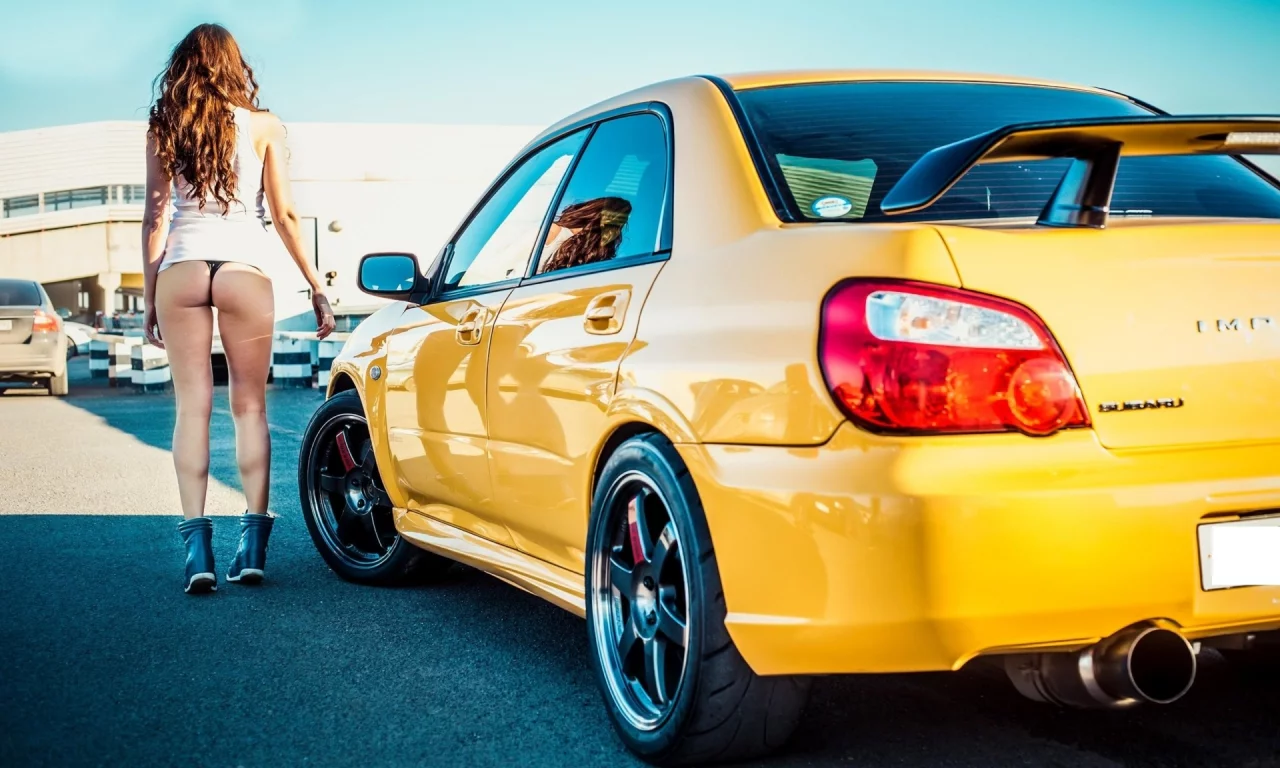 девушка, стоит у subaru, попа, ягодицы