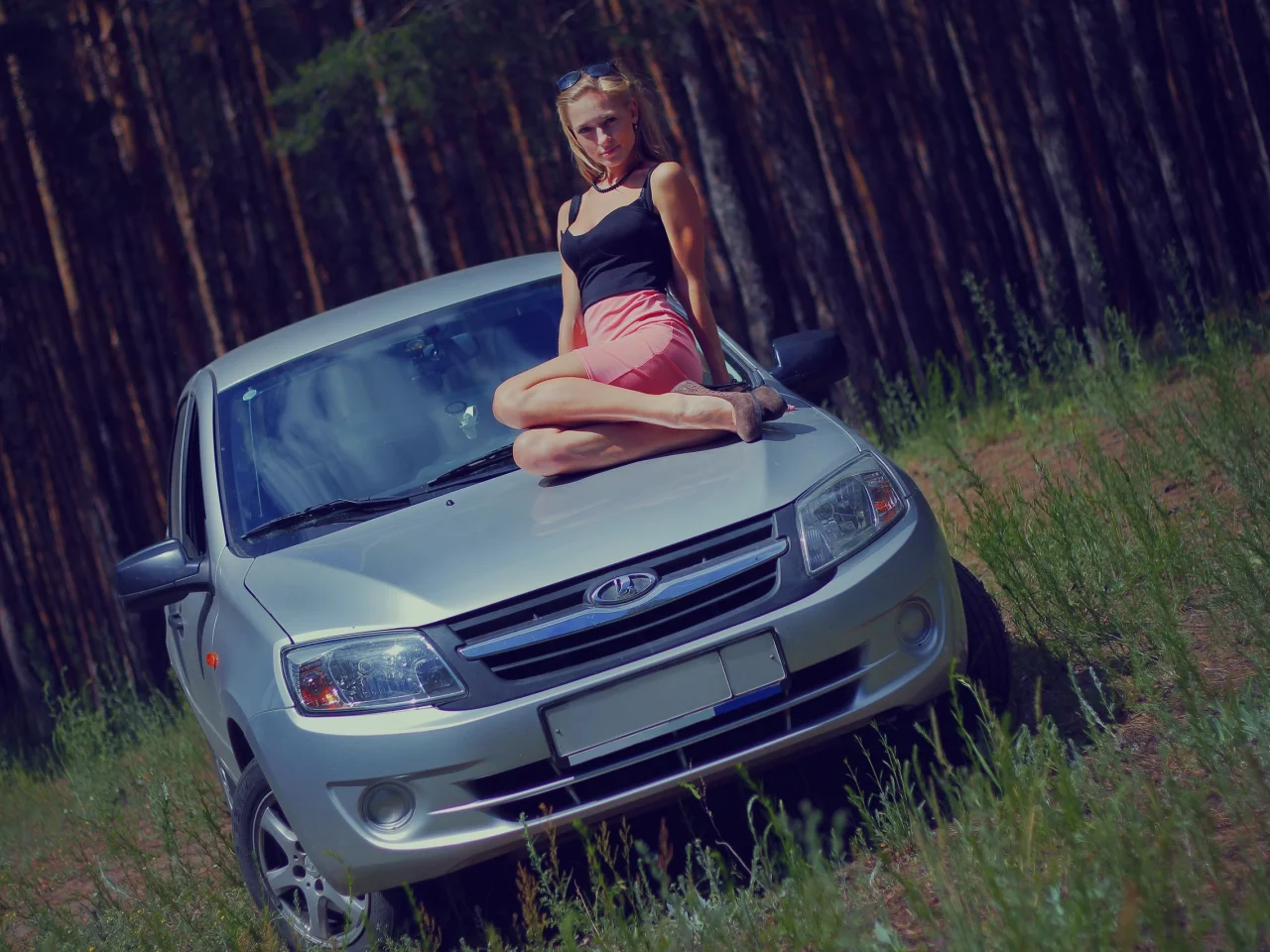 девушка, красивая, сидит на капоте автомобиля