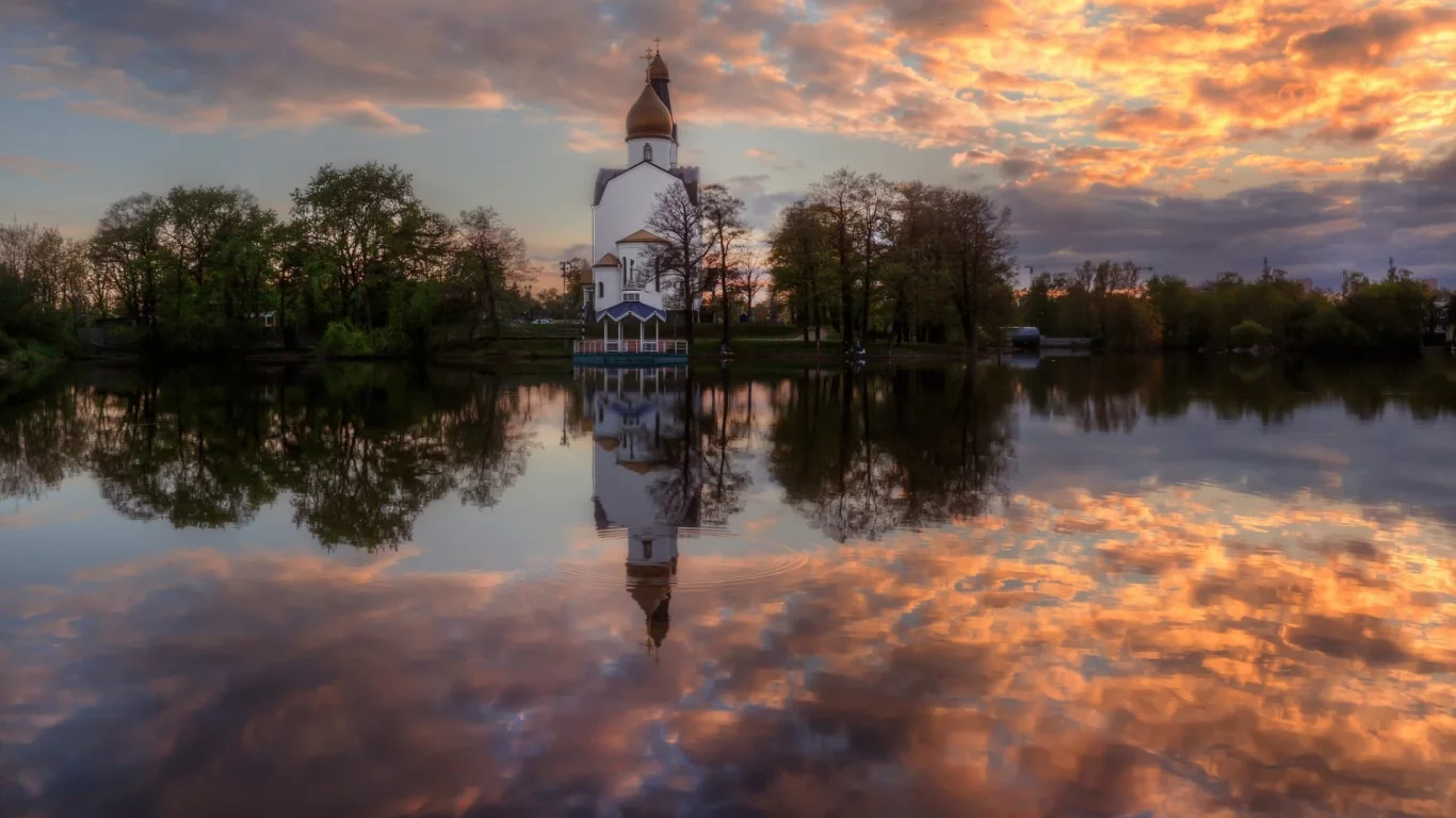 озеро, деревья, храм