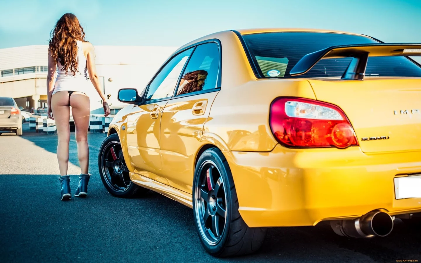 девушка, стоит у subaru, попа, ягодицы