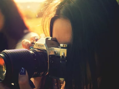 девушка, фотографирует