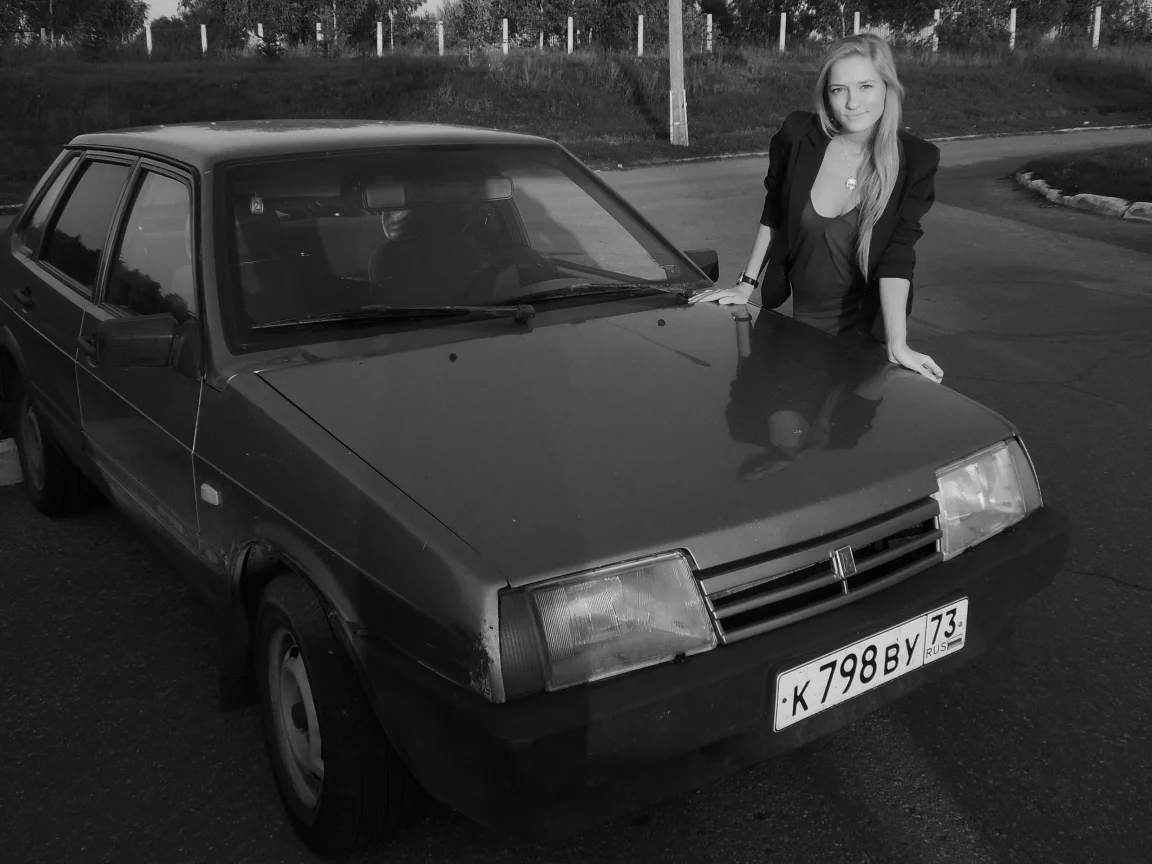девушка, красивая, позирует у автомобиля