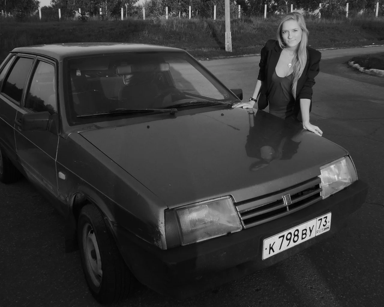 девушка, красивая, позирует у автомобиля