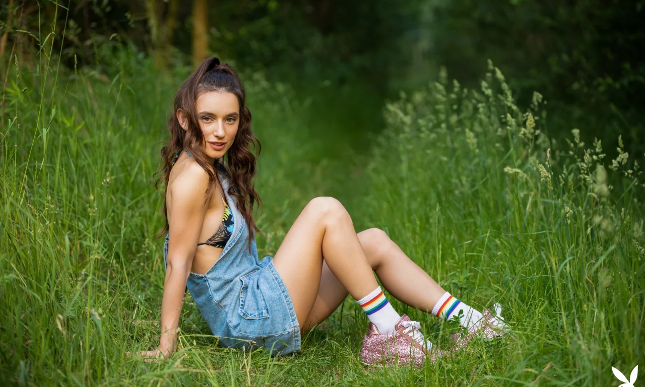 девушка, милая, симпатичная, брюнетка