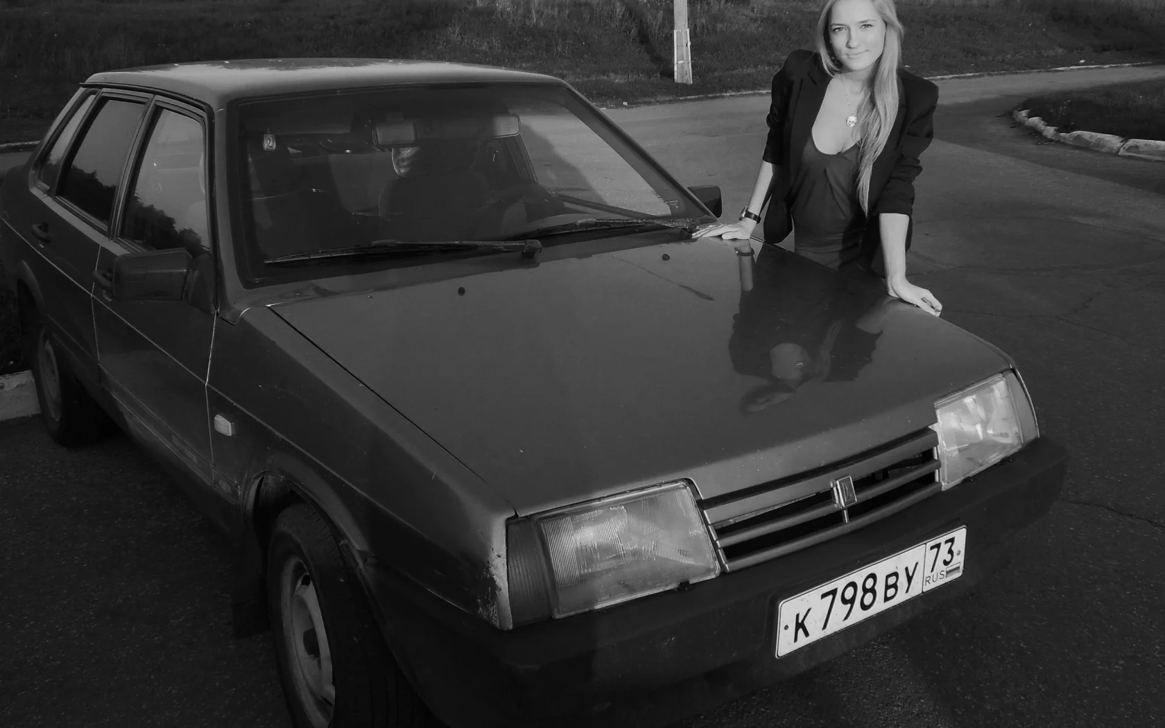 девушка, красивая, позирует у автомобиля