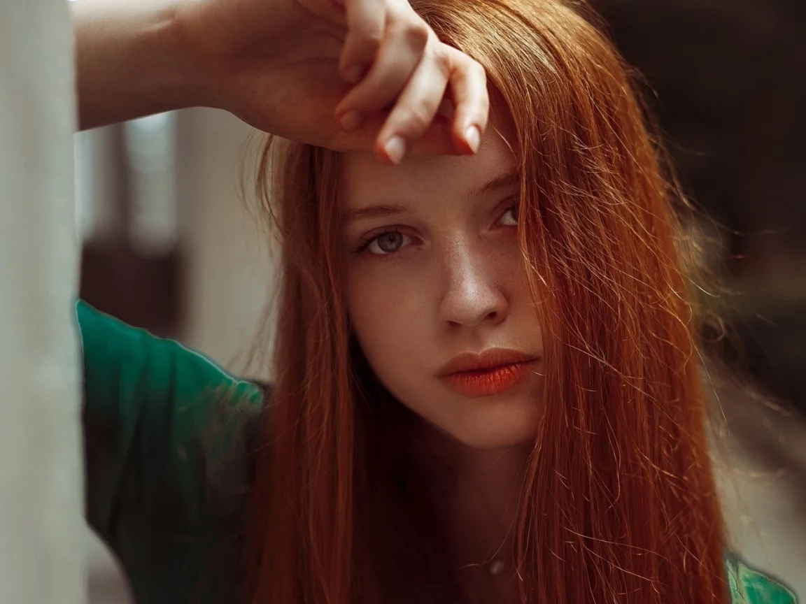 девушка рыжая, взгляд