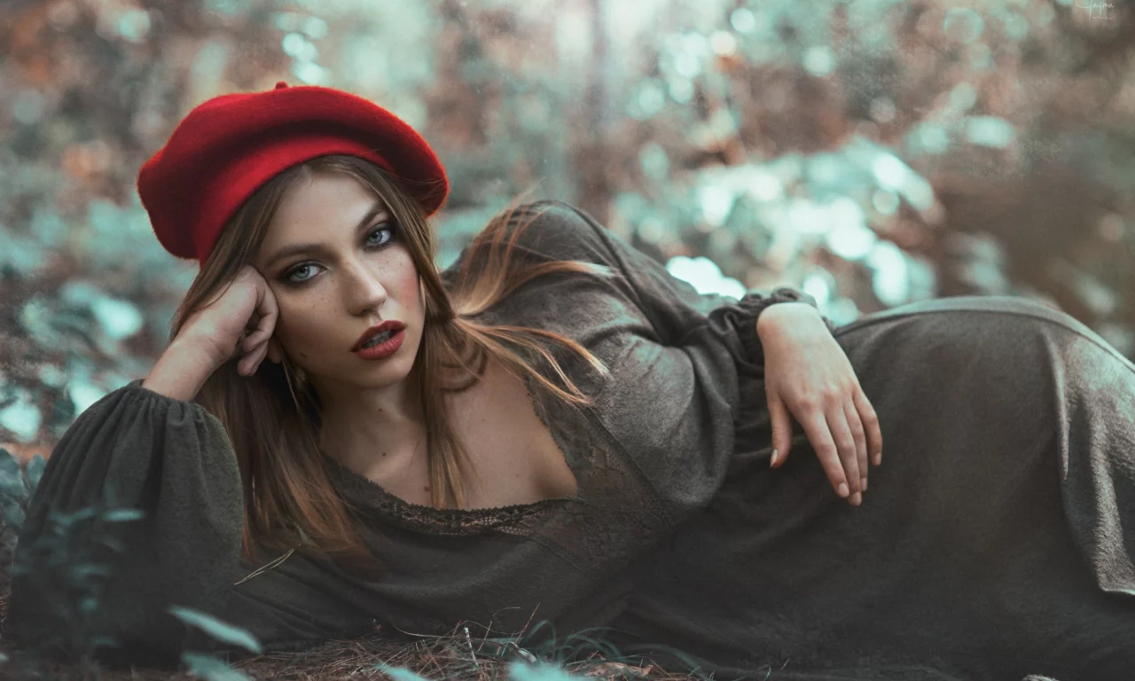 девушка, лежит, взгляд, в берете