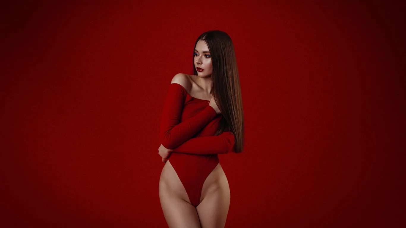 брюнетка, красивая, сексуальная фигура