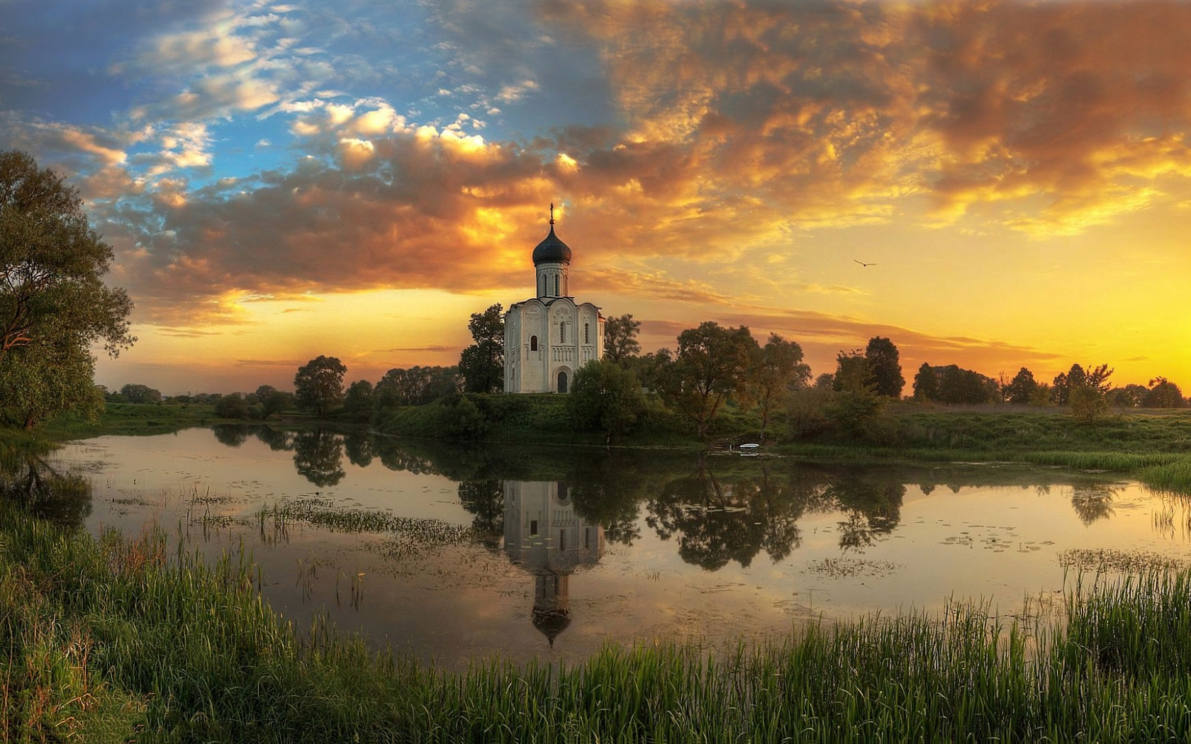 церкви с рекой