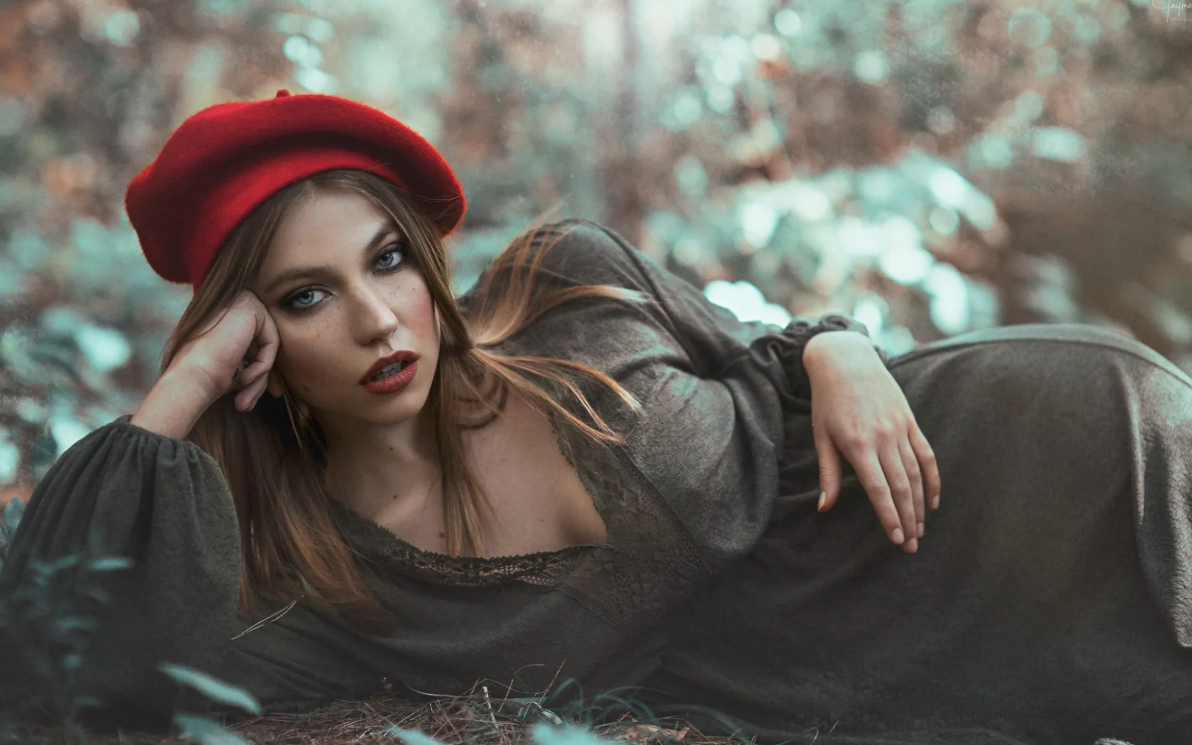 девушка, лежит, взгляд, в берете