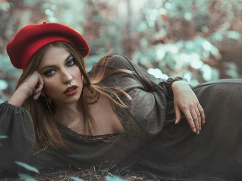 девушка, лежит, взгляд, в берете