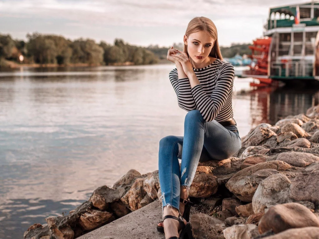 девушка, взгляд, красивая, сидит на берегу