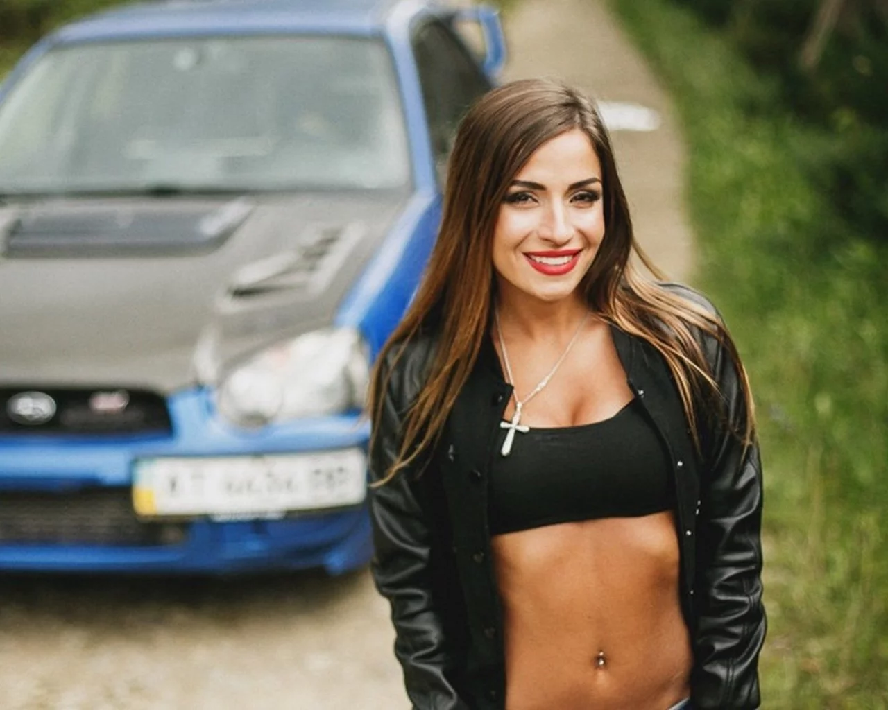 брюнетка, красивая девушка, улыбается, автомобиль subaru