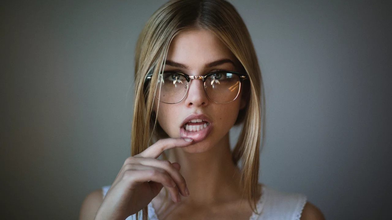 девушка, блондинка, в очках
