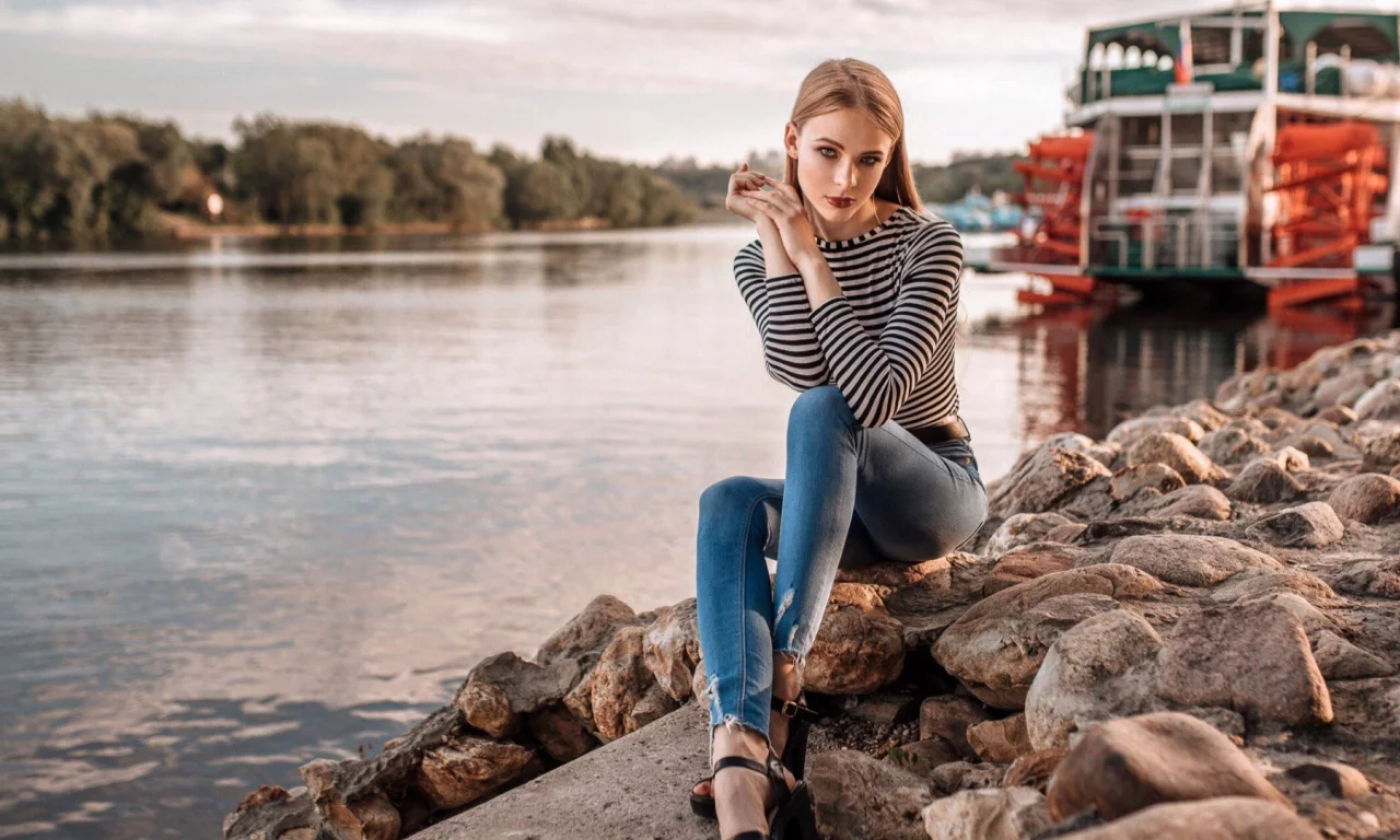 девушка, взгляд, красивая, сидит на берегу