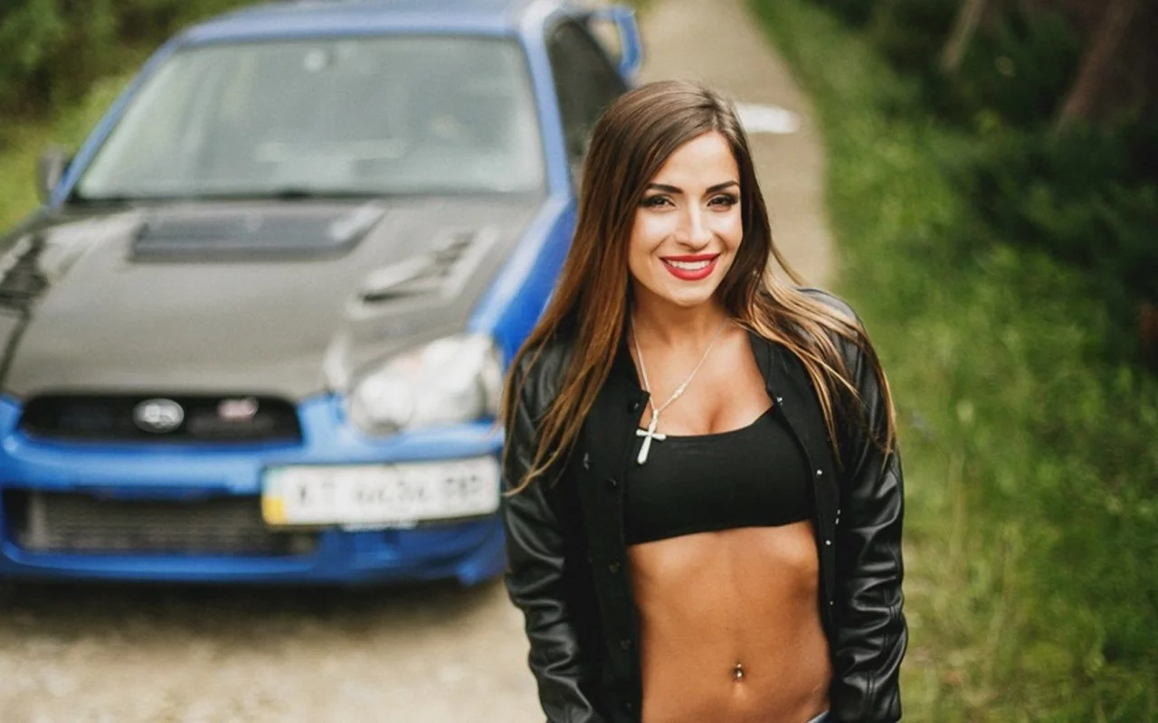 брюнетка, красивая девушка, улыбается, автомобиль subaru