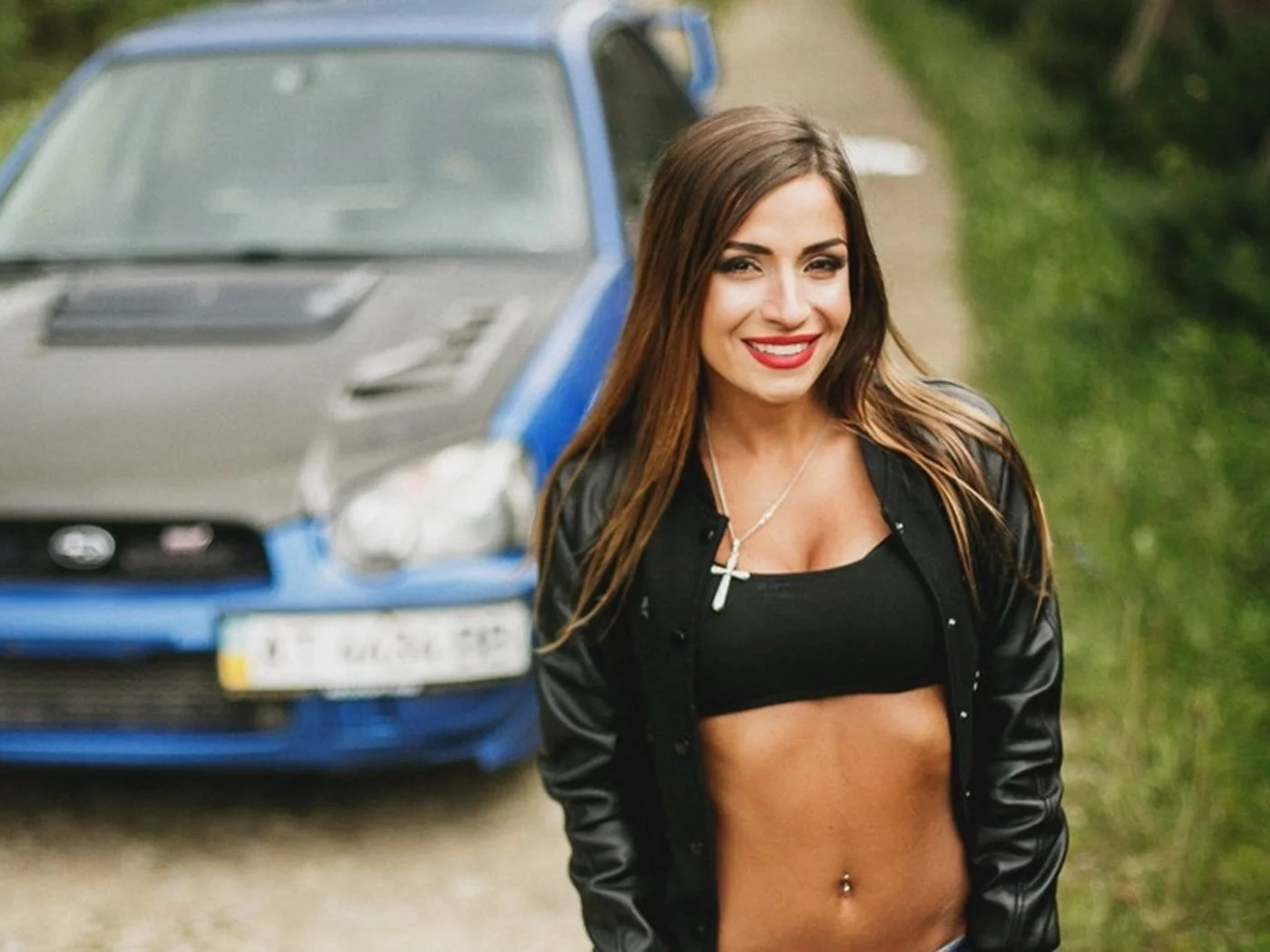 брюнетка, красивая девушка, улыбается, автомобиль subaru