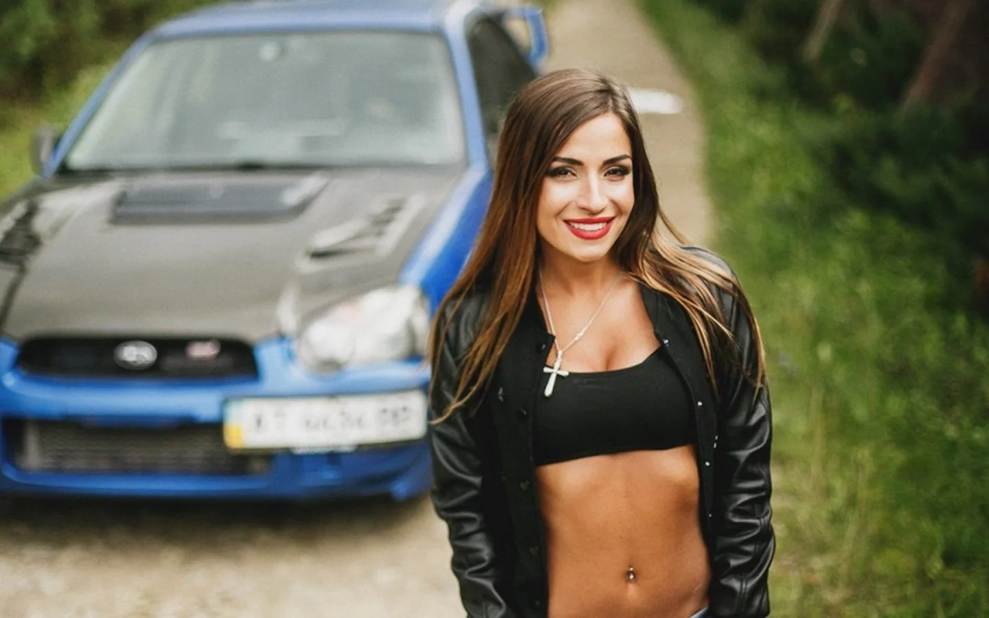 брюнетка, красивая девушка, улыбается, автомобиль subaru