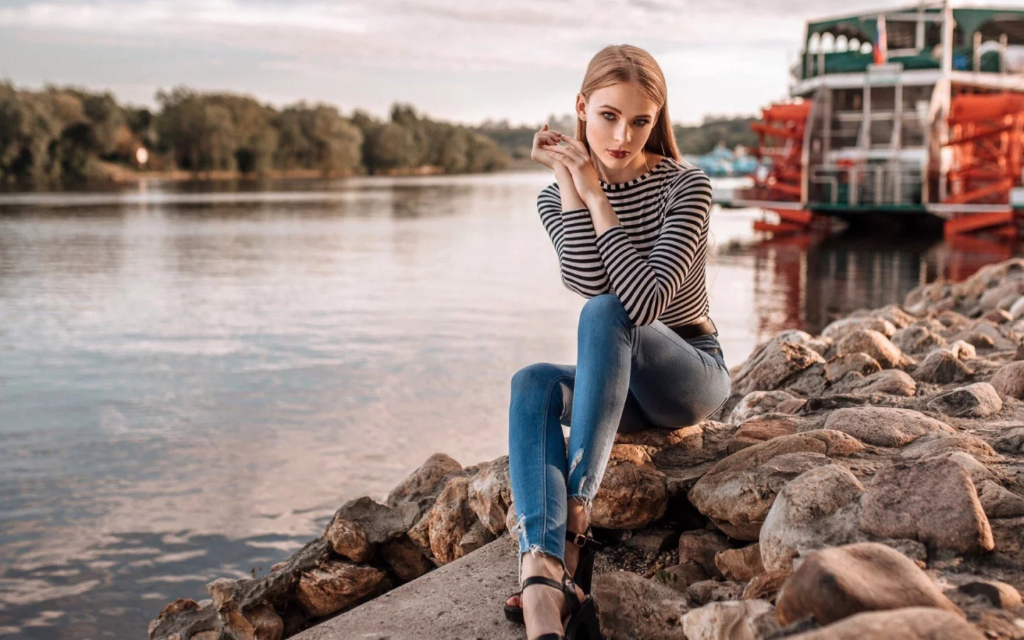 девушка, взгляд, красивая, сидит на берегу