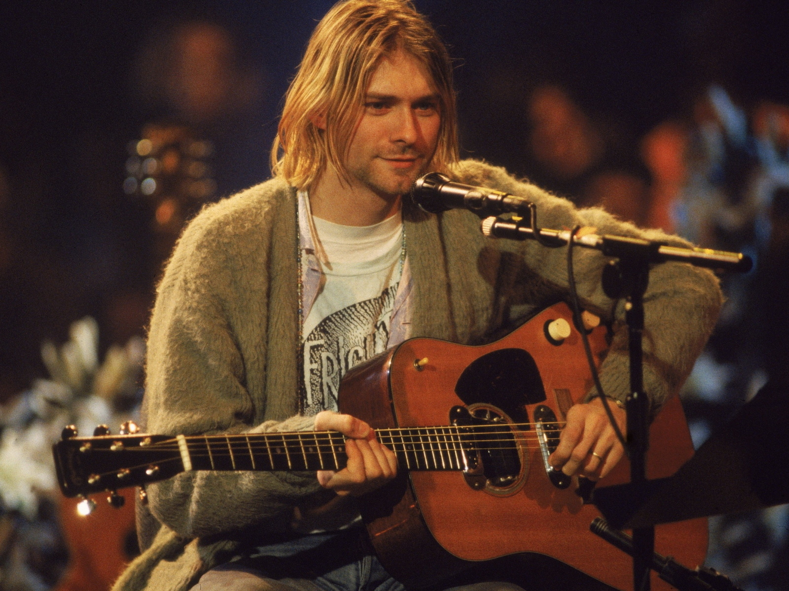 Курт Кобейн рок-музыкант. Курт Кобейн фото. Кобейн с гитарой. Kurt Cobain playing Guitar.