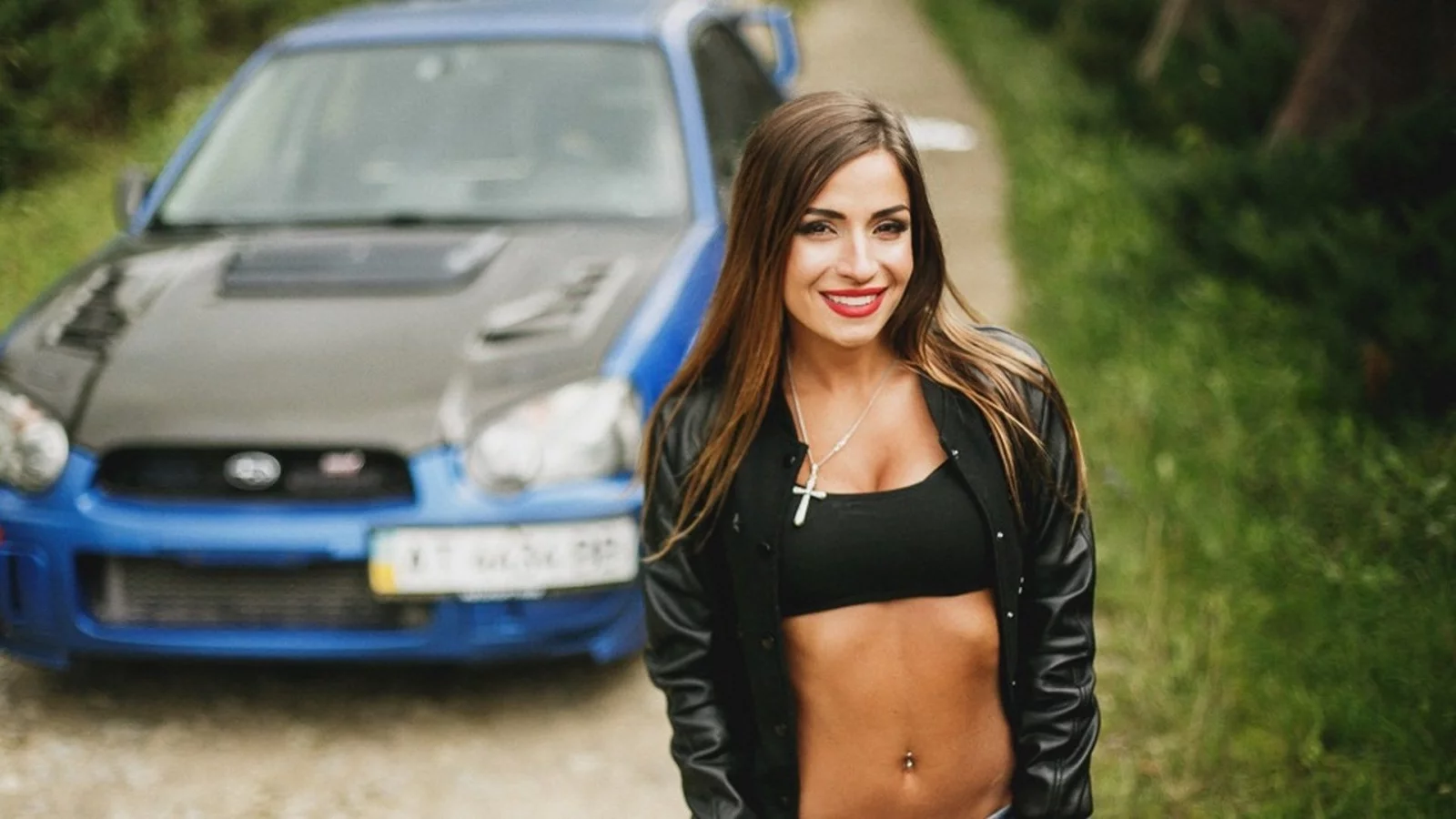 брюнетка, красивая девушка, улыбается, автомобиль subaru