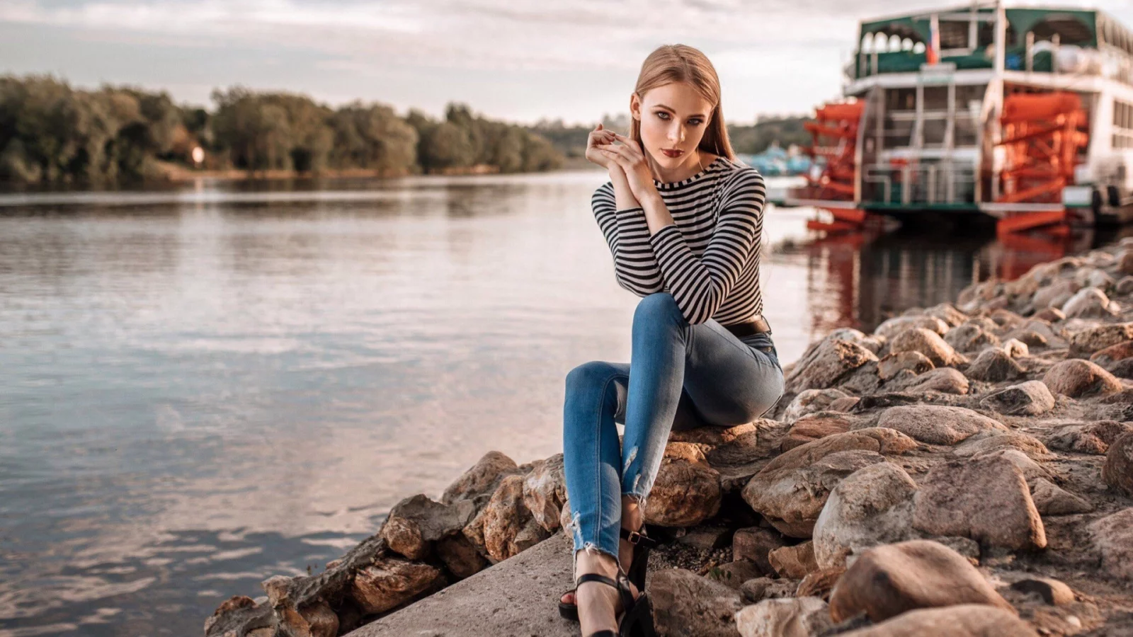 девушка, взгляд, красивая, сидит на берегу