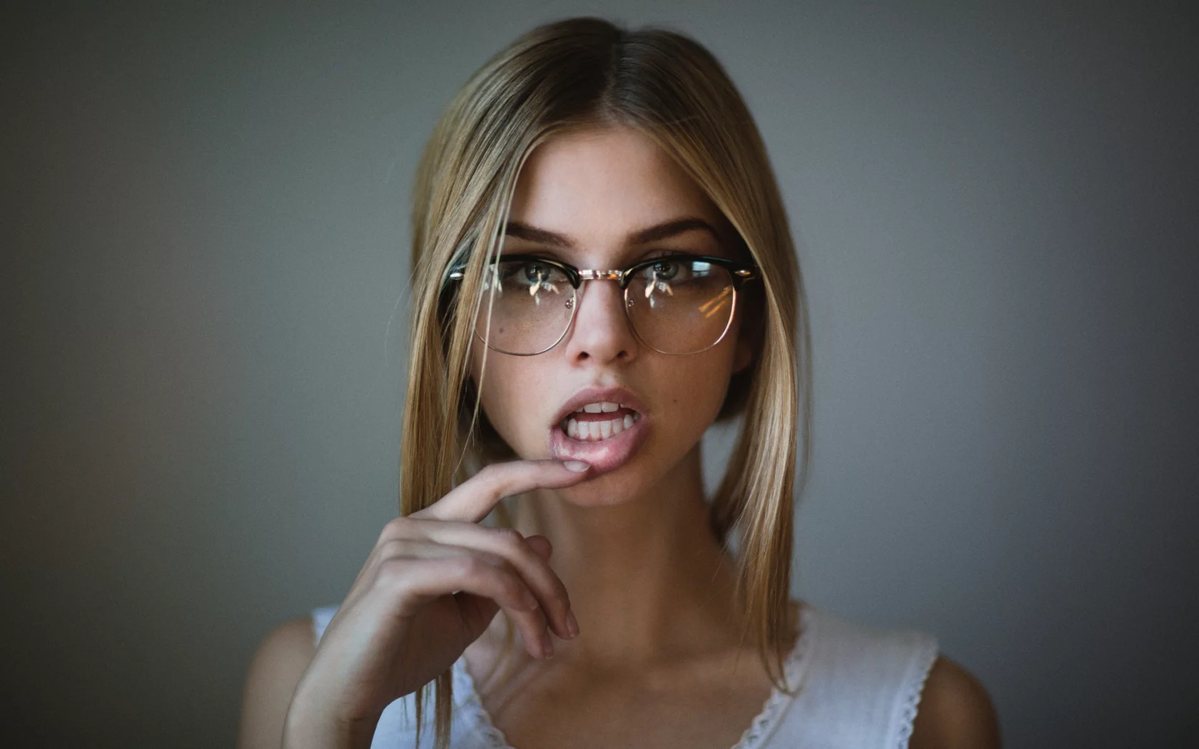 девушка, блондинка, в очках