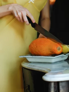 девушка, стол, нож, красивая