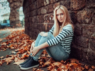 девушка, милая, симпатичная, джинсы, кроссовки, блондинка