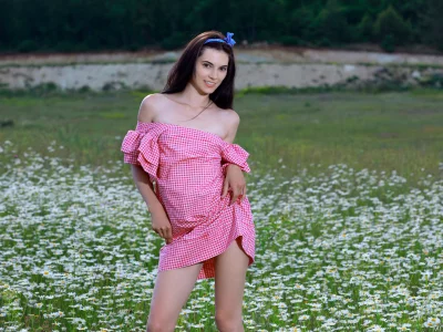 девушка, взгляд красивая, лужайка