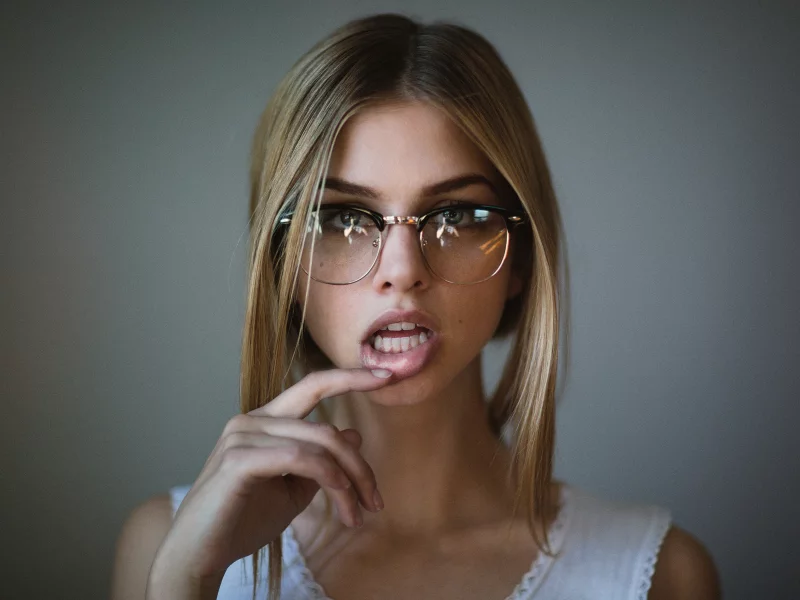 девушка, блондинка, в очках