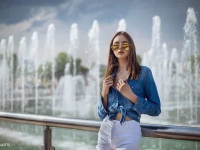 девушка, милая, симпатичная, шорты, очки, фонтан