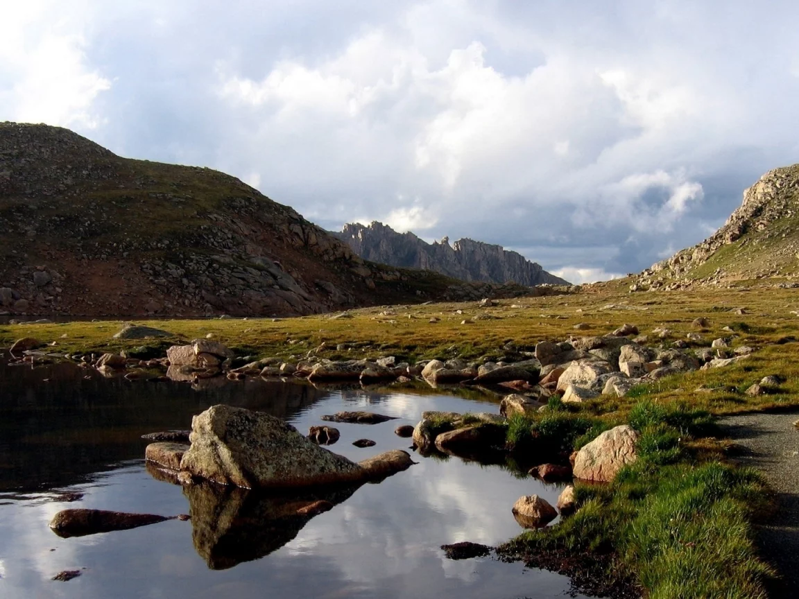 река, берег, камни