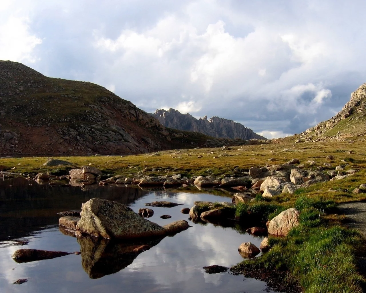 река, берег, камни