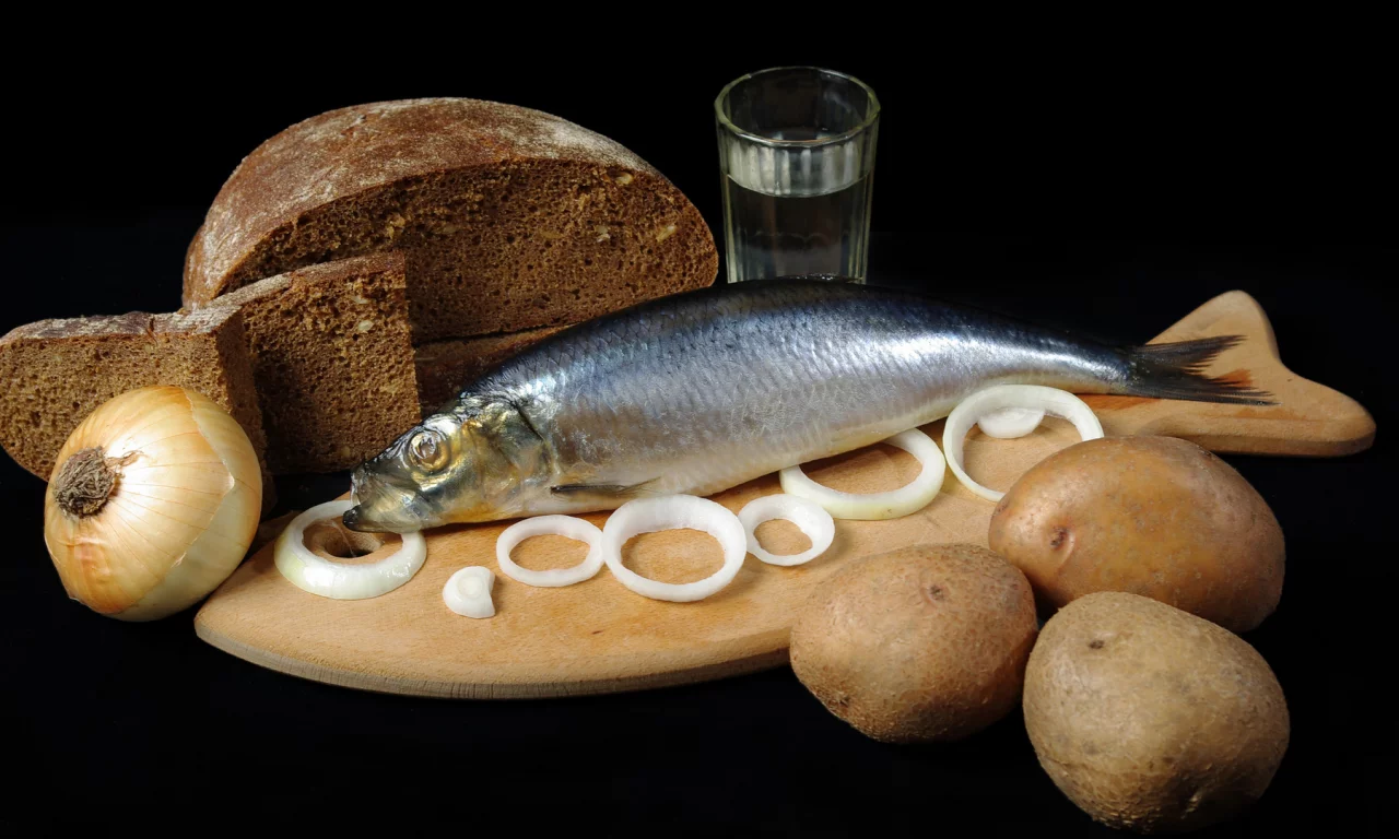 седёдка, картошка, лук, хлеб, стопка, водка, рыба