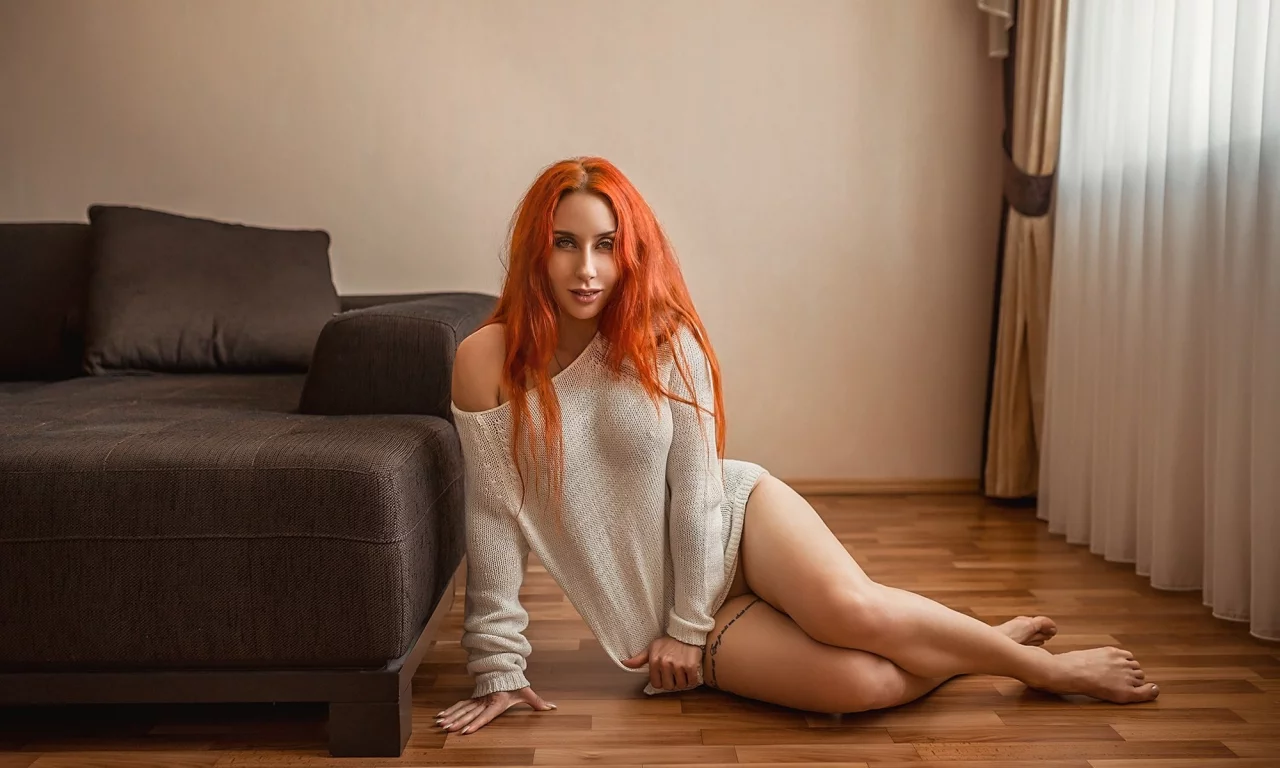 девушка, милая, симпатичная, рыжеволосая, ножки, свитер