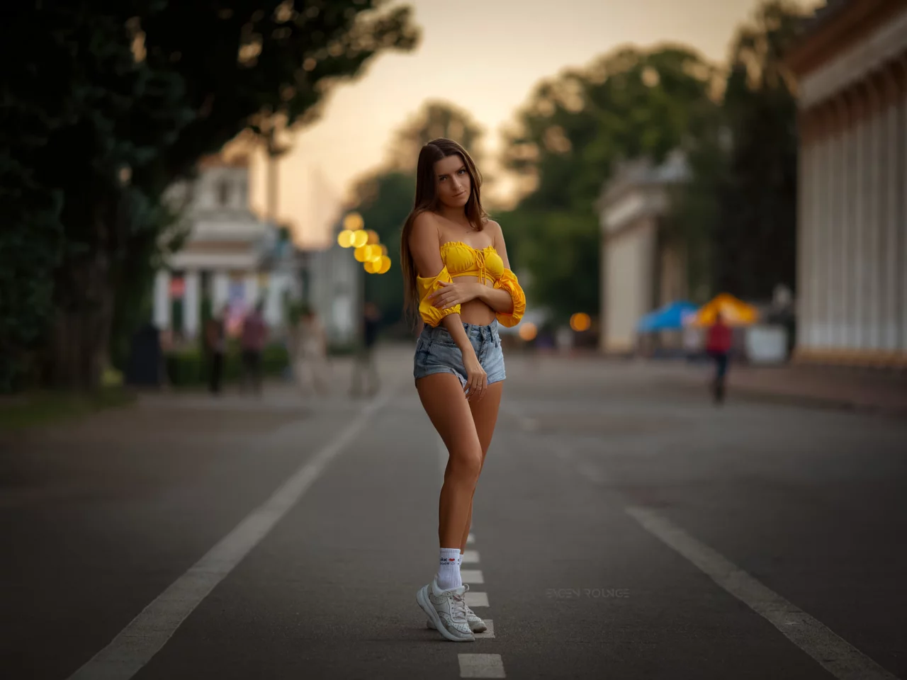 девушка, милая, симпатичная, шорты, кроссовки