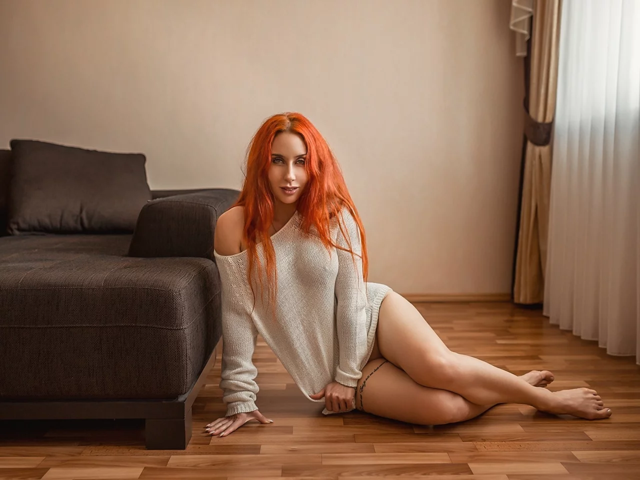 девушка, милая, симпатичная, рыжеволосая, ножки, свитер