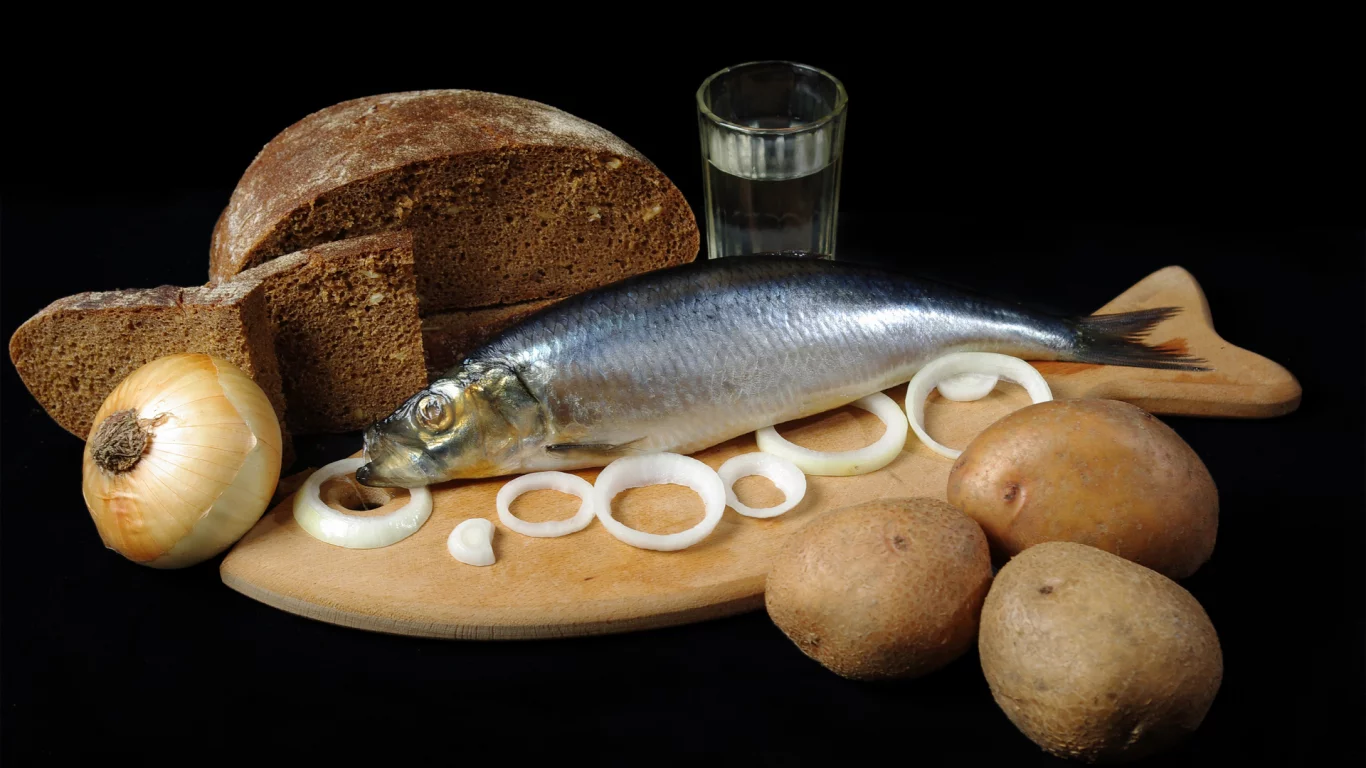 седёдка, картошка, лук, хлеб, стопка, водка, рыба