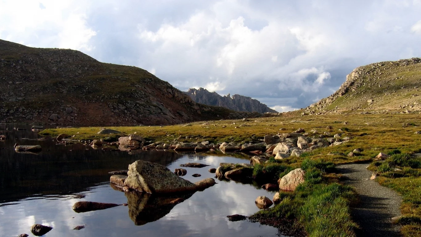 река, берег, камни