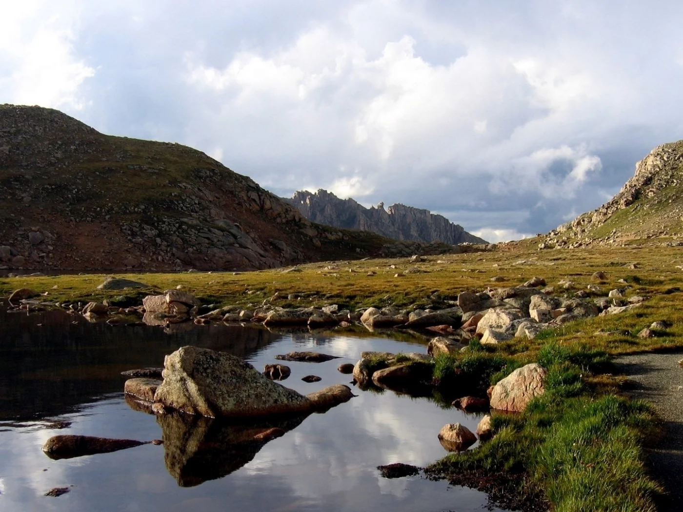 река, берег, камни