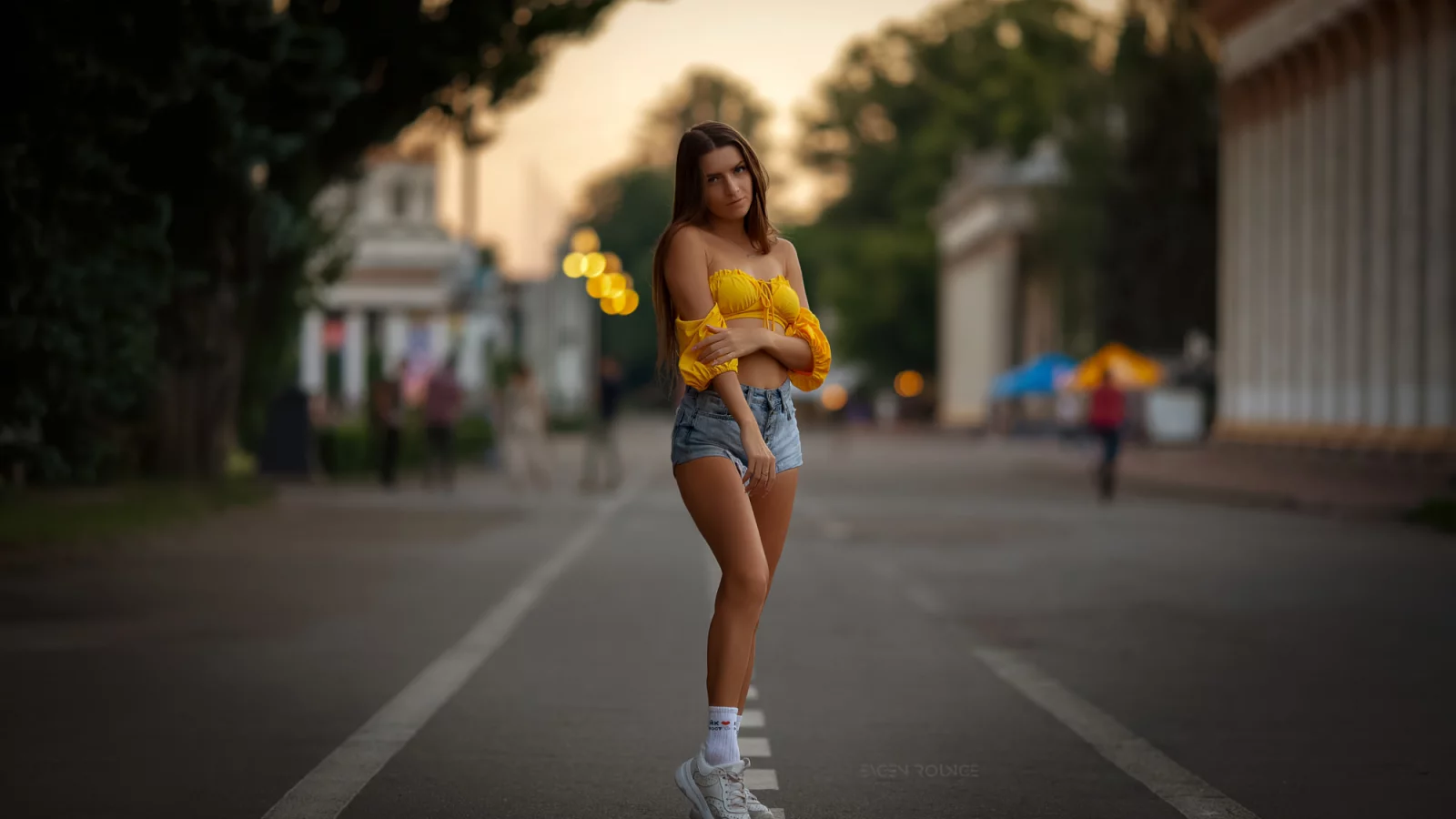 девушка, милая, симпатичная, шорты, кроссовки