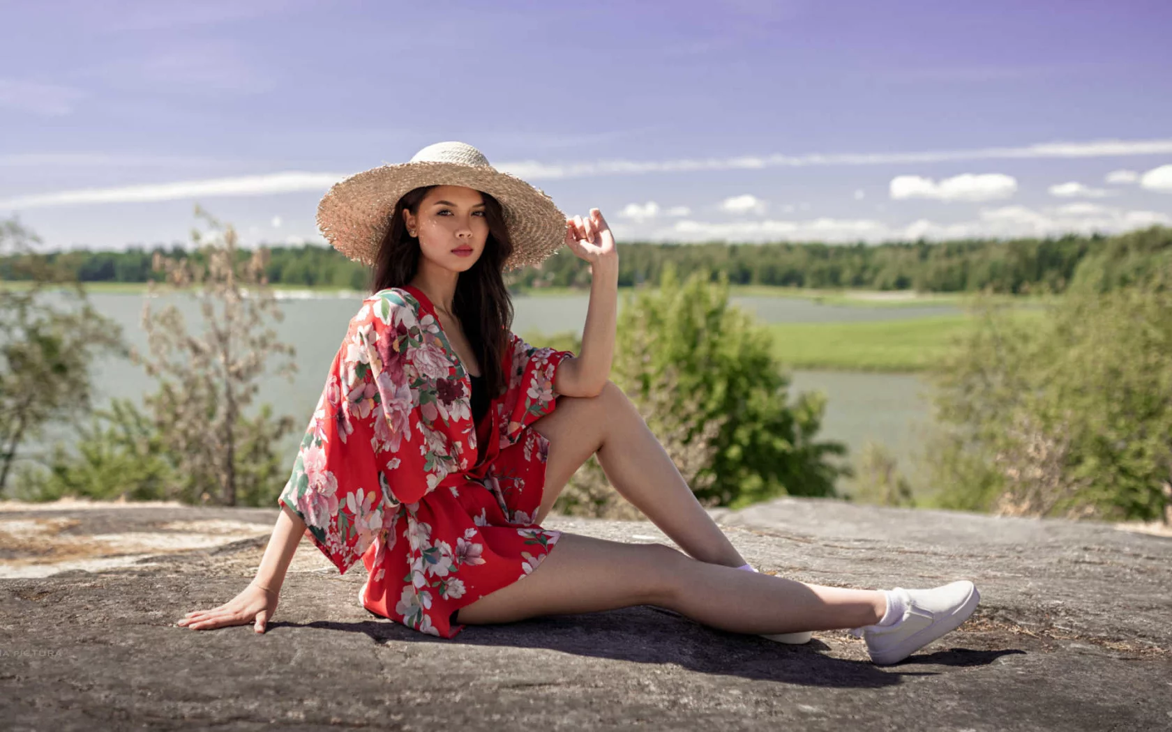 девушка, брюнетка, сексуальная, платье, шляпа, кроссовки