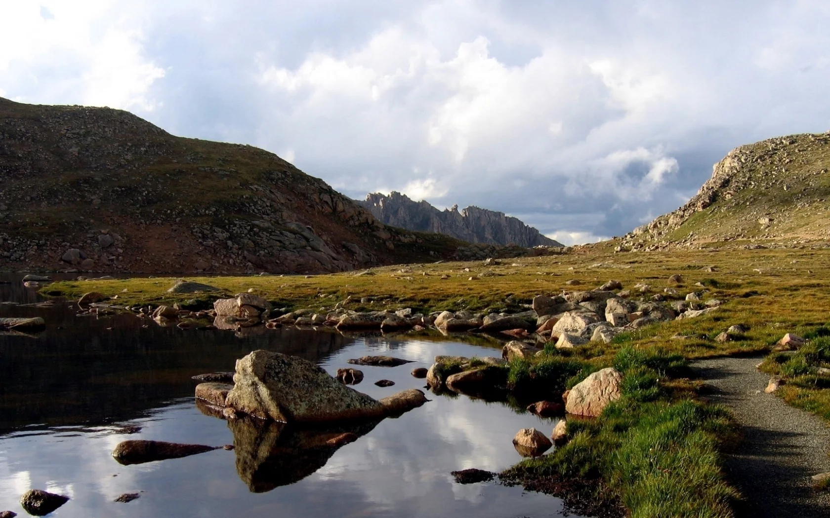 река, берег, камни