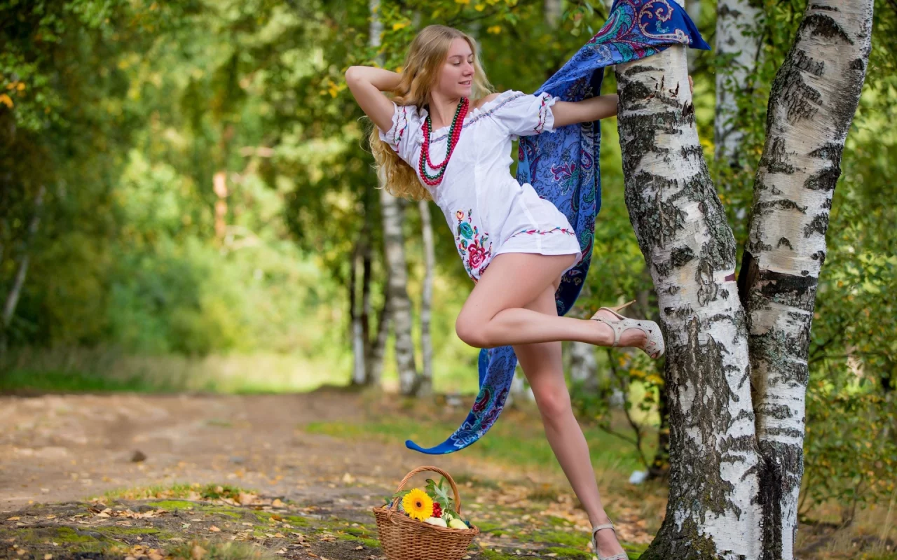 девушка, красивая, позирует на природе