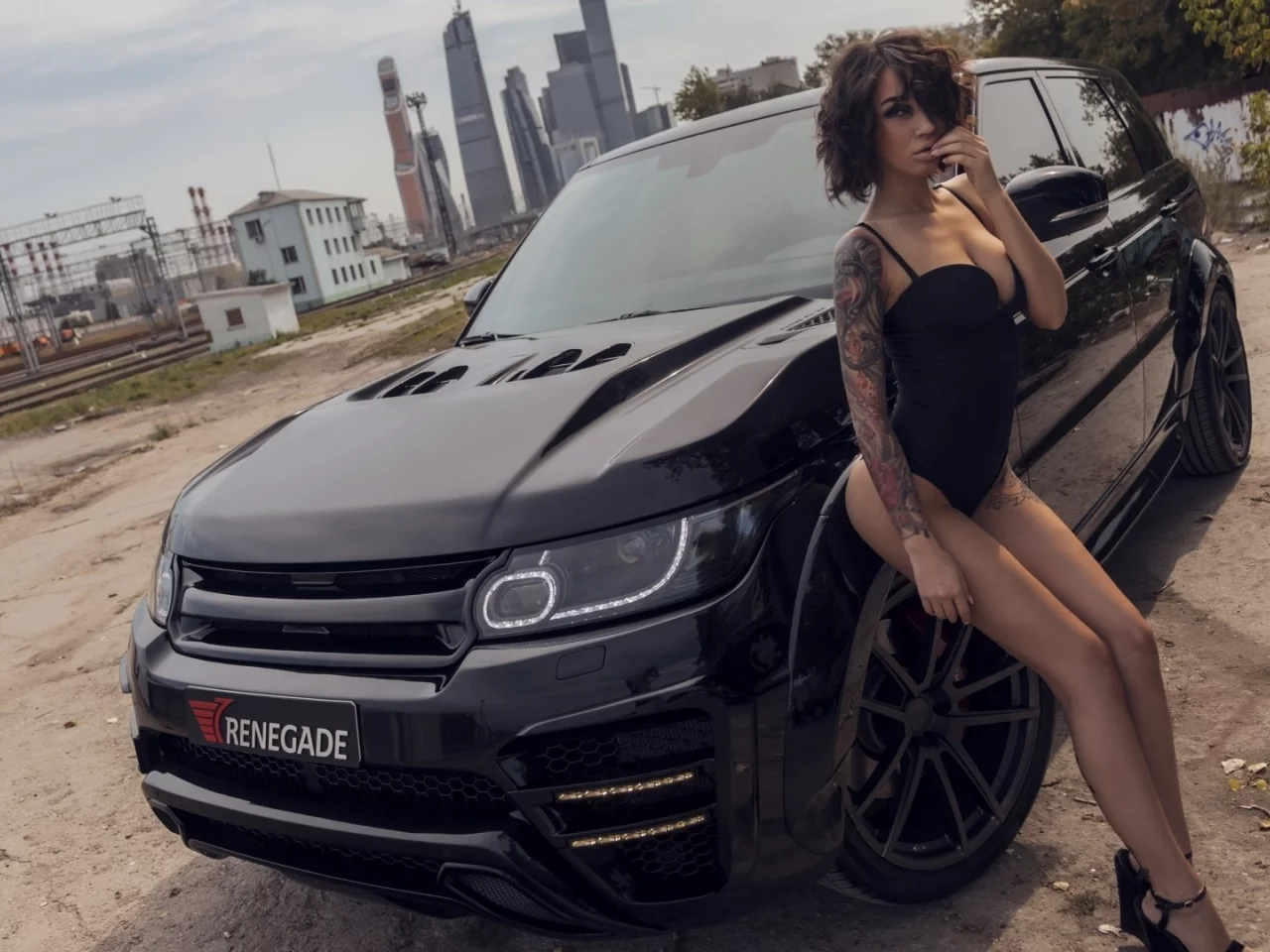 девушка, красивая, позирует у автомобиля